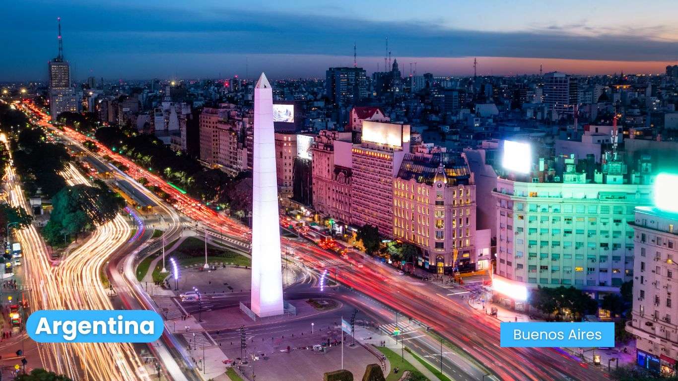 El Obelisco, un icónico monumento en el centro de Buenos Aires, Argentina